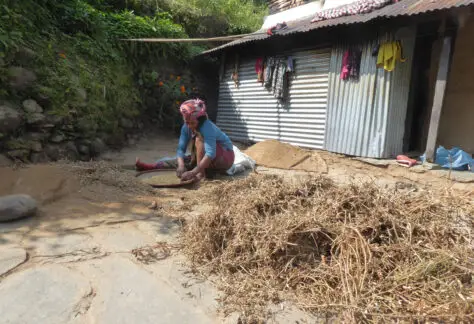 Donna Nepalese a Lavoro